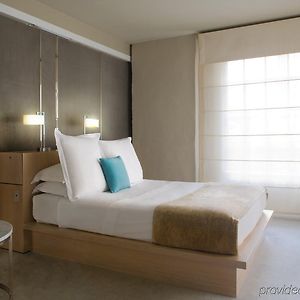 Zimmer mit Kingsize-Bett